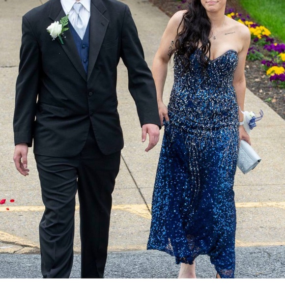 Prom gown - Picture 2 of 2